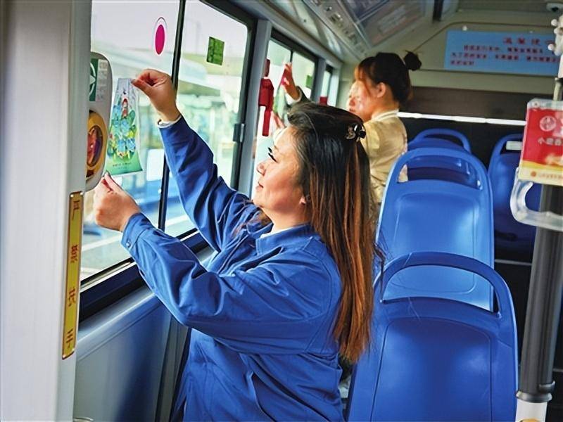 太原手机靓号:太原822路公交车设置“抬头族”专座，邀乘客关注窗外美景